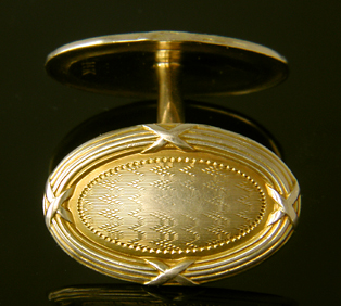 Elegant gold cufflinks. (J7434)
