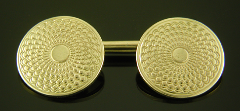 Elegantly engraved gold cufflinks. (J9348)