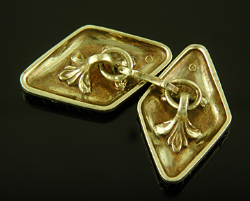 Elegantly engraved gold and platinum cufflinks. (J9283)