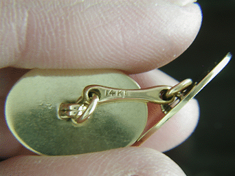 14kt gold oval cufflinks. (J8767)