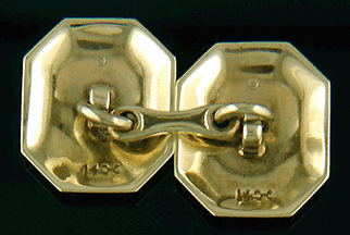Reverse of Huger 14kt gold cufflinks. (J8698)