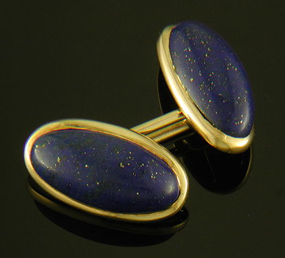 Lapis lazuli and gold cufflinks. (J9122)