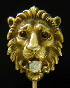 A fierce lion with diamond stickpin. (J9131)