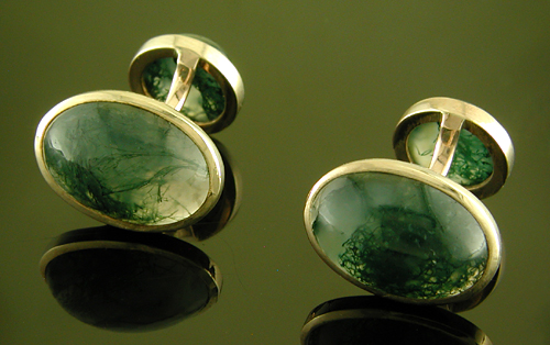 Moss agate cufflinks crafted in gold. (J9472)