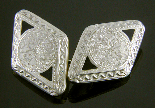 Platinum and black enamel cufflinks. (J9103)