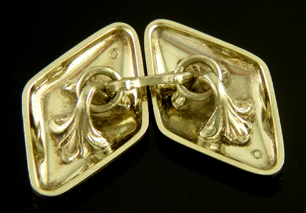 Platinum and black enamel cufflinks. (J9103)
