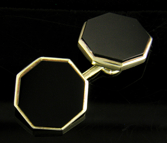 Octagon onyx and gold cufflinks. (J8962)