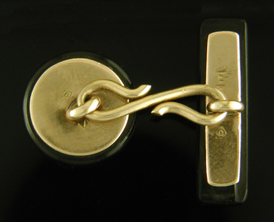 Victorian onyx and gold cufflinks. (J9331)