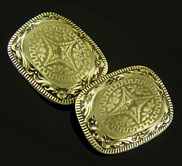 Elegantly engraved gold cufflinks. (J9450)