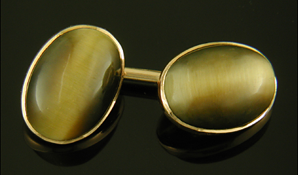 Elegant tiger eye cufflinks. (J9370)