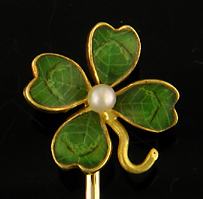 Green enamel four-leaf clover and pearl stick pin. (J9037)