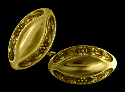 Tiffany laurel and gold cufflinks. (J8845)