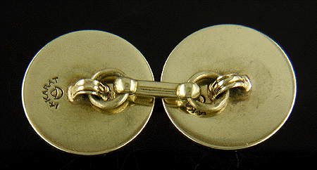 Rear view of elegant engraved yellow gold cufflinks. (J6787)