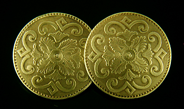Antique arabesque 14kt gold cufflinks. (J8974)