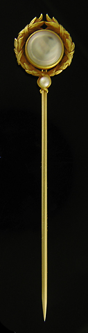 A laurel wreath and moonstone stickpin. (J9073)